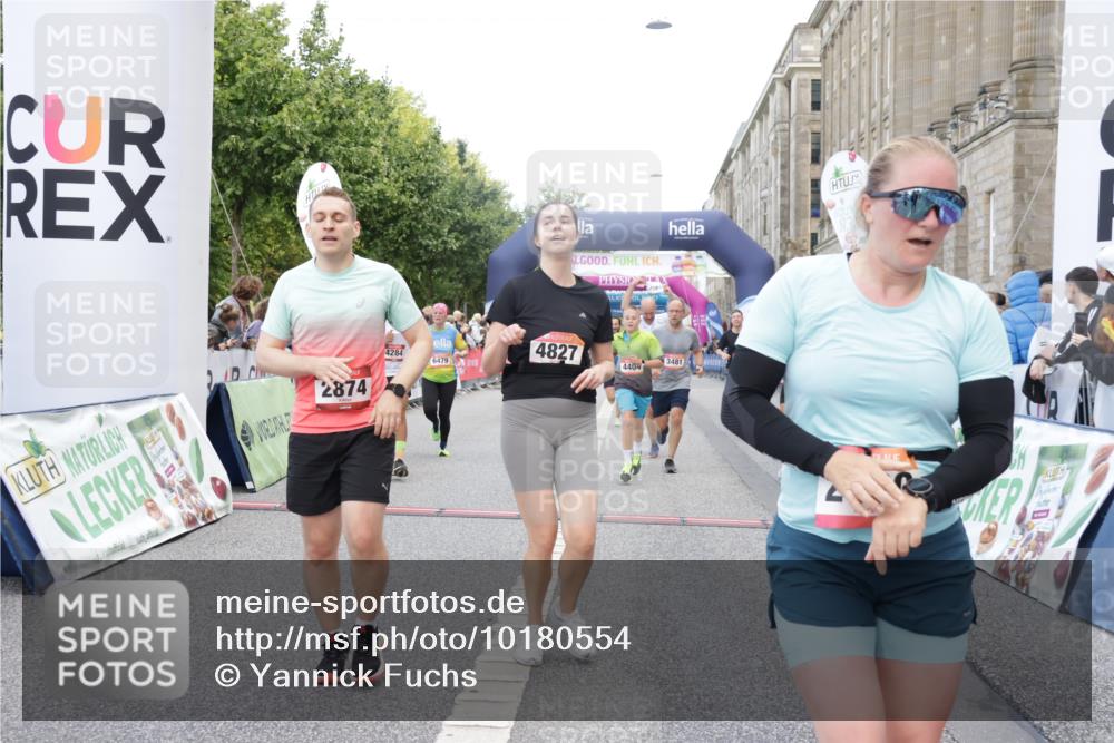 06.09.2026 - CURREX Alsterlauf Yannick Fuchs http://msf.ph/oto/10180554 06.09.2026 09:55:39 Ziel 2117, 2308, 2420, 2479, 2854, 2874, 3051, 3481, 3550, 3799, 3929, 4284, 4404, 4827, 4949, 4962, 5720, 6034, 6479, 8027, 8204 meine-sportfotos.de