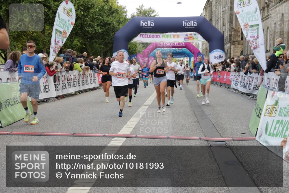 06.09.2026 - CURREX Alsterlauf Yannick Fuchs http://msf.ph/oto/10181993 06.09.2026 09:55:59 Ziel 2239, 2277, 2372, 2516, 2626, 2641, 3411, 3636, 4135, 4262, 4434, 4463, 4627, 5021, 5484, 6032, 6301, 6313, 8086, 8211, 8338 meine-sportfotos.de