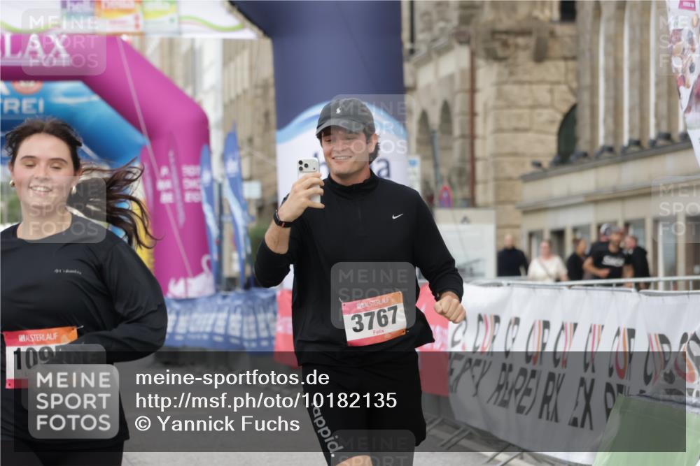 06.09.2026 - CURREX Alsterlauf Yannick Fuchs http://msf.ph/oto/10182135 06.09.2026 12:09:51 Ziel 1095, 1150, 1209 meine-sportfotos.de