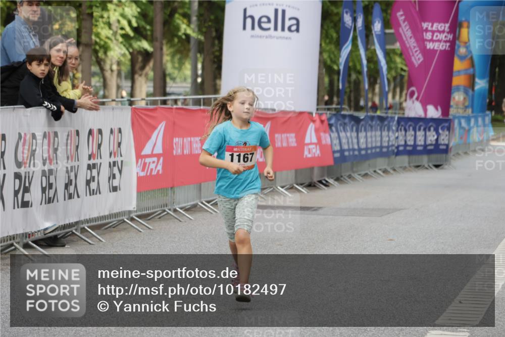 06.09.2026 - CURREX Alsterlauf Yannick Fuchs http://msf.ph/oto/10182497 06.09.2026 12:11:03 Ziel 1166, 1167, 1168 meine-sportfotos.de