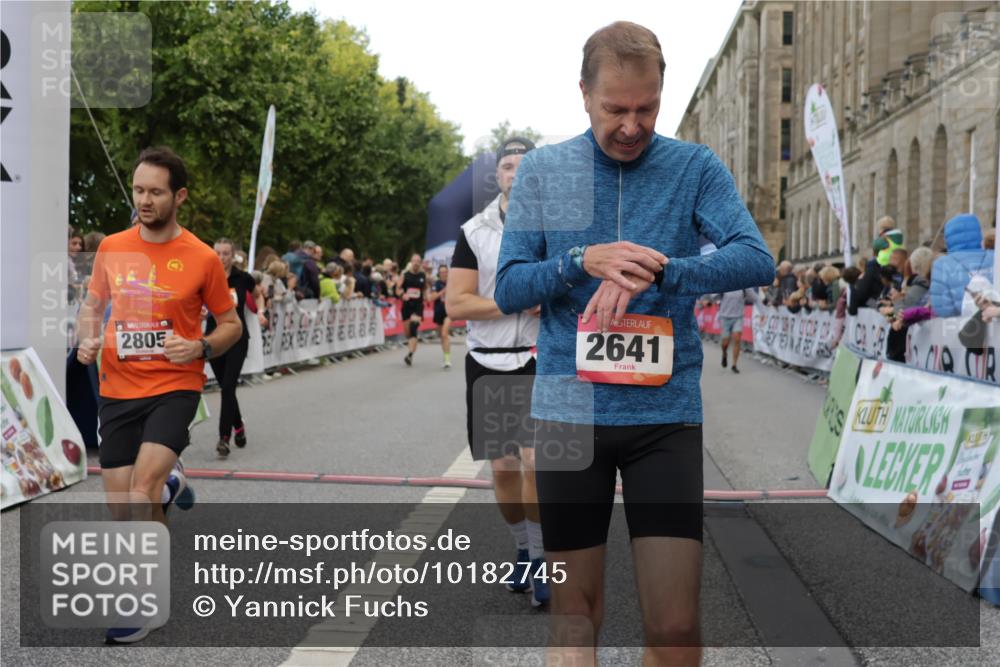 06.09.2026 - CURREX Alsterlauf Yannick Fuchs http://msf.ph/oto/10182745 06.09.2026 09:56:06 Ziel 2171, 2372, 2516, 2626, 2641, 2805, 3225, 3411, 3636, 3830, 4111, 4135, 4262, 4365, 4809, 5021, 5085, 5095, 5206, 6032, 6170, 6301, 6313, 8170, 8211, 8338 meine-sportfotos.de