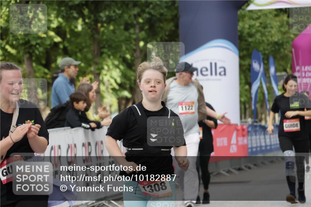 06.09.2026 - CURREX Alsterlauf Yannick Fuchs http://msf.ph/oto/10182887 06.09.2026 12:11:45 Ziel 1308, 1309 meine-sportfotos.de