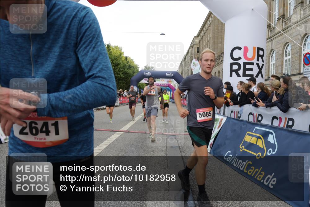 06.09.2026 - CURREX Alsterlauf Yannick Fuchs http://msf.ph/oto/10182958 06.09.2026 09:56:09 Ziel 2171, 2516, 2548, 2626, 2641, 2805, 3225, 3411, 3636, 3830, 4111, 4135, 4262, 4365, 4809, 5085, 5095, 5206, 6032, 6170, 6313, 8105, 8170 meine-sportfotos.de