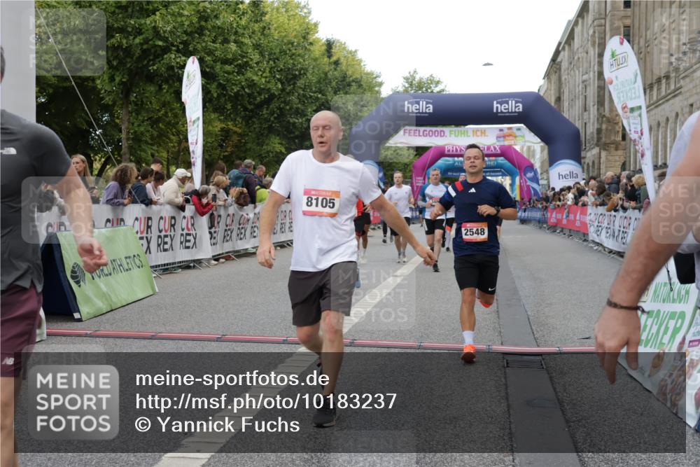 06.09.2026 - CURREX Alsterlauf Yannick Fuchs http://msf.ph/oto/10183237 06.09.2026 09:56:13 Ziel 2085, 2171, 2548, 2805, 3225, 3486, 3571, 3830, 4111, 4365, 4715, 4809, 5085, 5095, 5206, 5682, 6170, 6441, 8105, 8170 meine-sportfotos.de