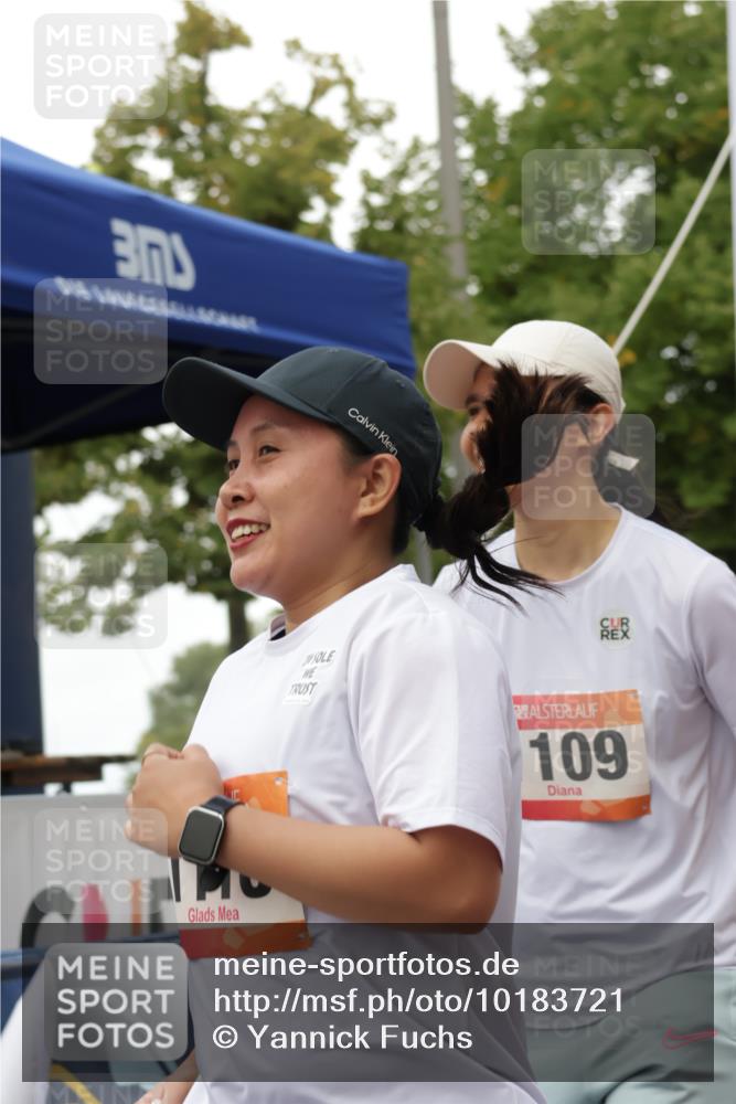 06.09.2026 - CURREX Alsterlauf Yannick Fuchs http://msf.ph/oto/10183721 06.09.2026 12:13:43 Ziel 1109, 1110 meine-sportfotos.de