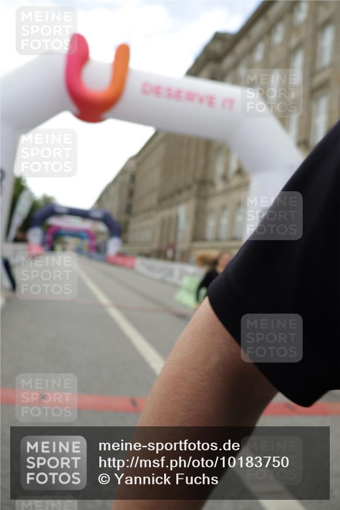 06.09.2026 - CURREX Alsterlauf Yannick Fuchs http://msf.ph/oto/10183750 06.09.2026 12:18:03 Ziel 1306 meine-sportfotos.de