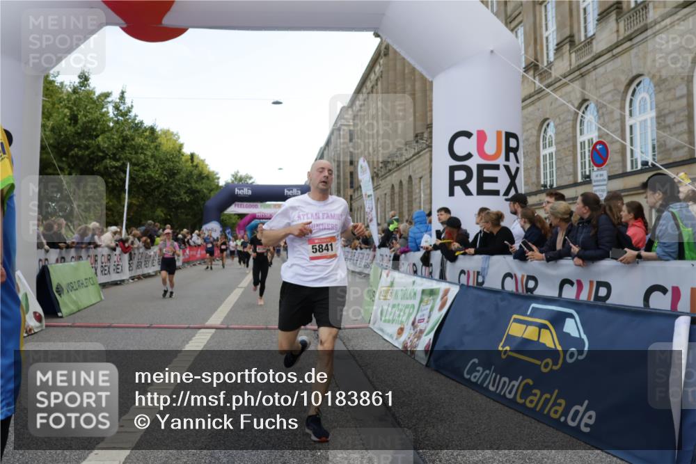 06.09.2026 - CURREX Alsterlauf Yannick Fuchs http://msf.ph/oto/10183861 06.09.2026 09:56:22 Ziel 2085, 2341, 3486, 3571, 3577, 4057, 4715, 5332, 5682, 5841, 6416, 6441, 8134 meine-sportfotos.de