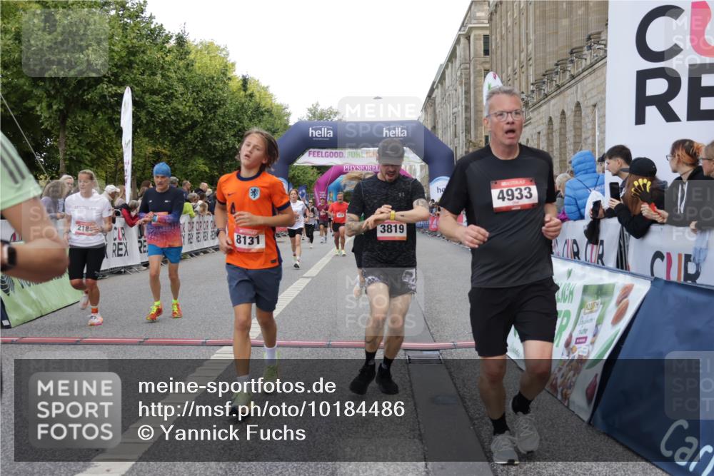 06.09.2026 - CURREX Alsterlauf Yannick Fuchs http://msf.ph/oto/10184486 06.09.2026 09:56:28 Ziel 2188, 2341, 2620, 3116, 3577, 4057, 4933, 5332, 5473, 5586, 5807, 5841, 8131, 8134 meine-sportfotos.de