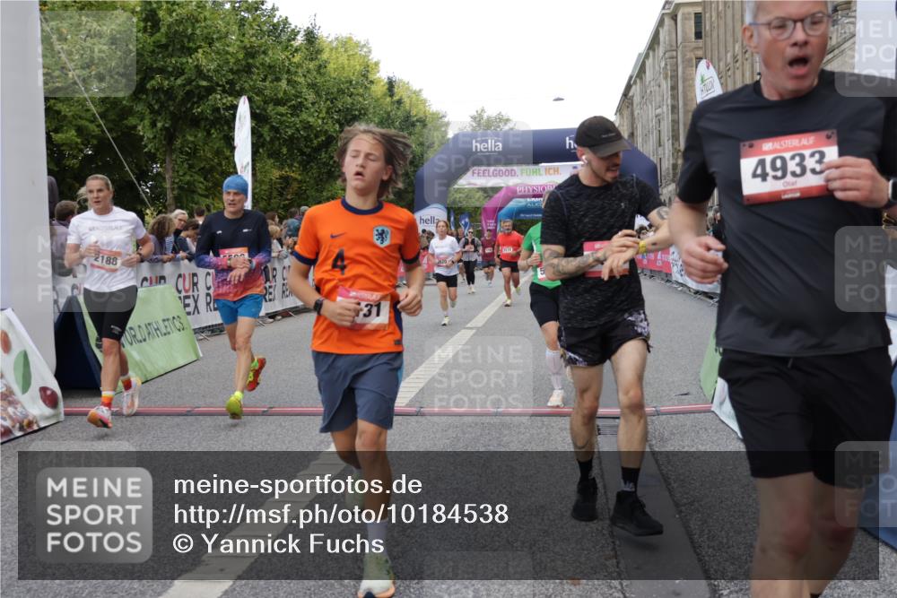 06.09.2026 - CURREX Alsterlauf Yannick Fuchs http://msf.ph/oto/10184538 06.09.2026 09:56:29 Ziel 2188, 2341, 2620, 3116, 3577, 4057, 4059, 4933, 5332, 5473, 5586, 5807, 8131, 8134 meine-sportfotos.de