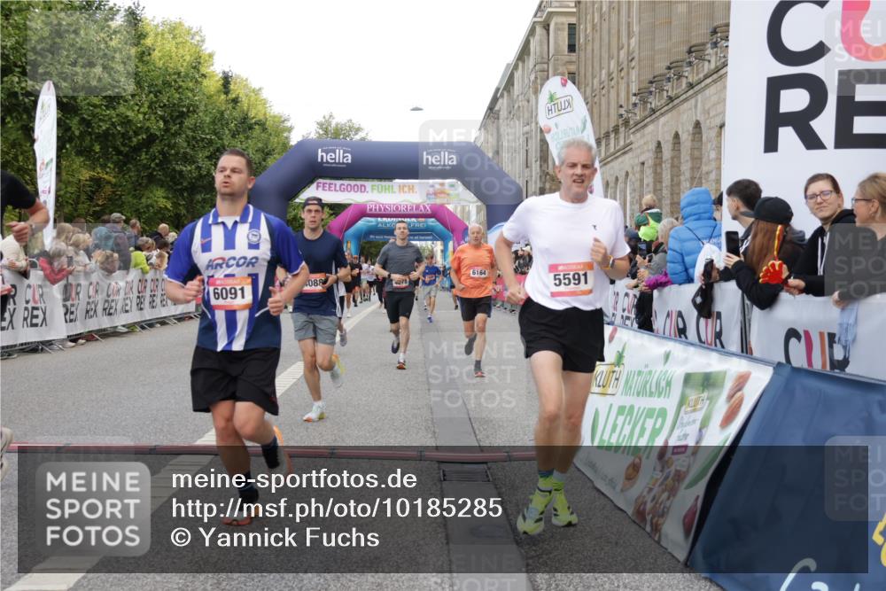 06.09.2026 - CURREX Alsterlauf Yannick Fuchs http://msf.ph/oto/10185285 06.09.2026 09:56:37 Ziel 2338, 2620, 3116, 3365, 4059, 4088, 4278, 4575, 5026, 5591, 5708, 5848, 6091, 6164, 6269, 8132 meine-sportfotos.de