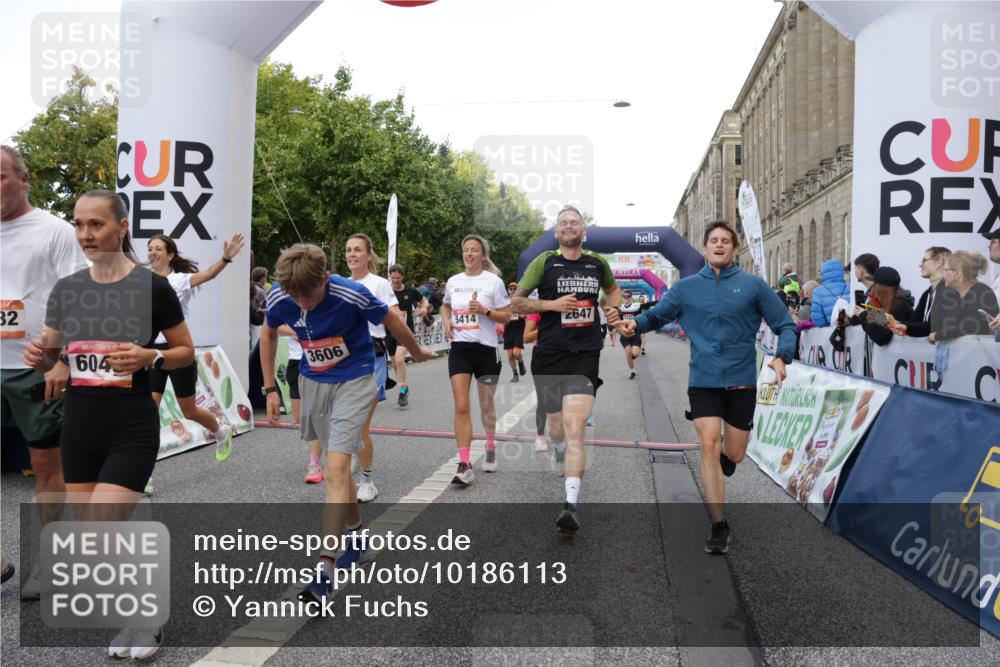 06.09.2026 - CURREX Alsterlauf Yannick Fuchs http://msf.ph/oto/10186113 06.09.2026 09:56:45 Ziel 2338, 2647, 2648, 2927, 3123, 3365, 3606, 3638, 4088, 4278, 4422, 5011, 5026, 5312, 5313, 5411, 5412, 5413, 5414, 5543, 5848, 5973, 6048, 6159, 6164, 8080, 8132 meine-sportfotos.de