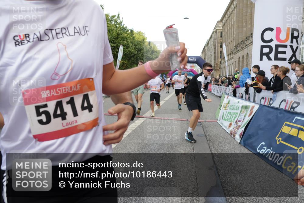 06.09.2026 - CURREX Alsterlauf Yannick Fuchs http://msf.ph/oto/10186443 06.09.2026 09:56:48 Ziel 2236, 2338, 2647, 2648, 2927, 3123, 3606, 3638, 3689, 4422, 5011, 5026, 5312, 5313, 5411, 5412, 5413, 5414, 5543, 5719, 5973, 6048, 6159, 8080, 8132 meine-sportfotos.de