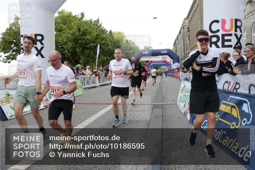 06.09.2026 - CURREX Alsterlauf Yannick Fuchs http://msf.ph/oto/10186595 06.09.2026 09:56:50 Ziel 2236, 2647, 2648, 2927, 3123, 3606, 3638, 3689, 4126, 4422, 4717, 5011, 5312, 5313, 5411, 5412, 5413, 5414, 5543, 5719, 5973, 6048, 6159, 8080 meine-sportfotos.de