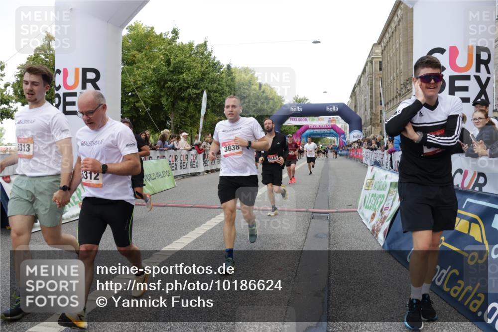 06.09.2026 - CURREX Alsterlauf Yannick Fuchs http://msf.ph/oto/10186624 06.09.2026 09:56:50 Ziel 2236, 2647, 2648, 2927, 3123, 3606, 3638, 3689, 4126, 4422, 4717, 5011, 5312, 5313, 5411, 5412, 5413, 5414, 5543, 5719, 5973, 6048, 6159, 8080 meine-sportfotos.de