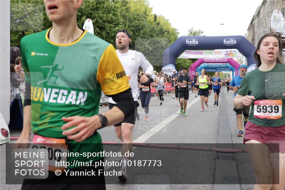 06.09.2026 - CURREX Alsterlauf Yannick Fuchs http://msf.ph/oto/10187773 06.09.2026 09:57:01 Ziel 2165, 2931, 2968, 3050, 3519, 3520, 3587, 3609, 3690, 3712, 3795, 4014, 4126, 4717, 4740, 5571, 5575, 5939, 6055, 6115, 8200 meine-sportfotos.de