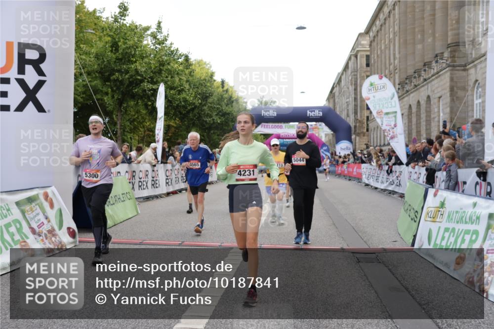 06.09.2026 - CURREX Alsterlauf Yannick Fuchs http://msf.ph/oto/10187841 06.09.2026 10:05:10 Ziel 2709, 2718, 3317, 3793, 4230, 4231, 4549, 4565, 4994, 5044, 5300, 5765, 6110, 6179, 6209, 6251, 6253, 8064, 8099 meine-sportfotos.de