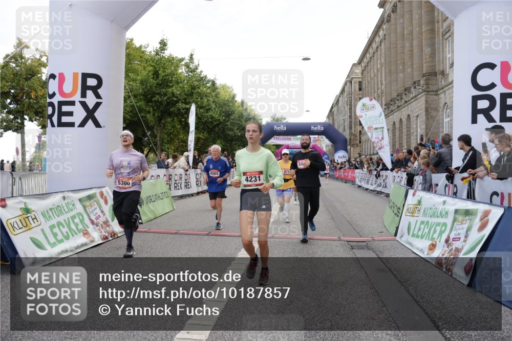 06.09.2026 - CURREX Alsterlauf Yannick Fuchs http://msf.ph/oto/10187857 06.09.2026 10:05:10 Ziel 2709, 2718, 3317, 3793, 4230, 4231, 4549, 4565, 4994, 5044, 5300, 5765, 6110, 6179, 6209, 6251, 6253, 8064, 8099 meine-sportfotos.de