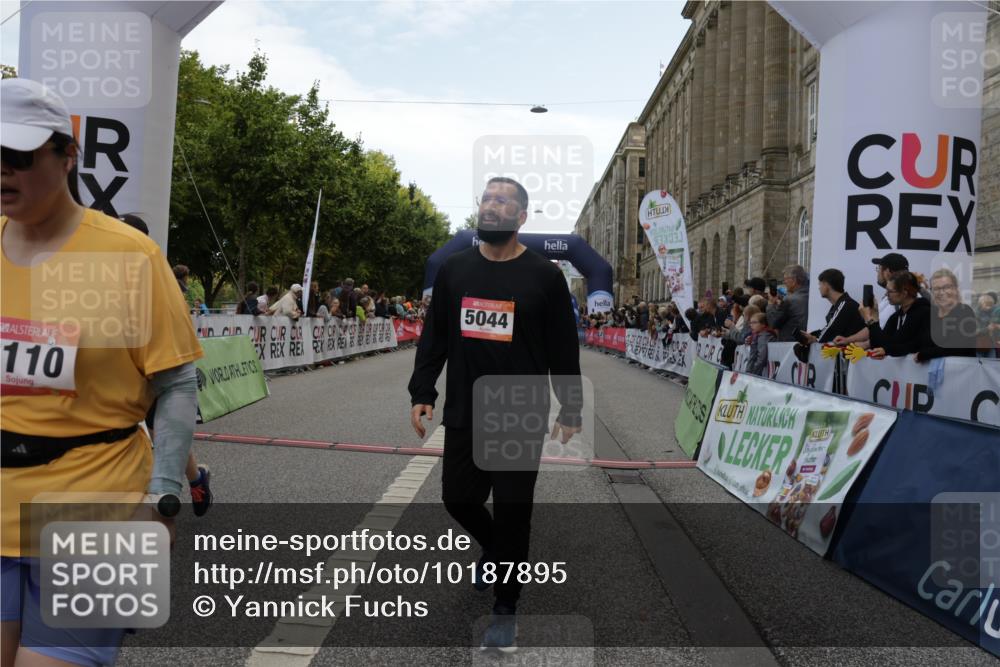 06.09.2026 - CURREX Alsterlauf Yannick Fuchs http://msf.ph/oto/10187895 06.09.2026 10:05:13 Ziel 2718, 4230, 4231, 4565, 4994, 5044, 5300, 6110, 6155, 6209, 6242, 6251, 6253, 6392, 8064, 8099, 8243 meine-sportfotos.de
