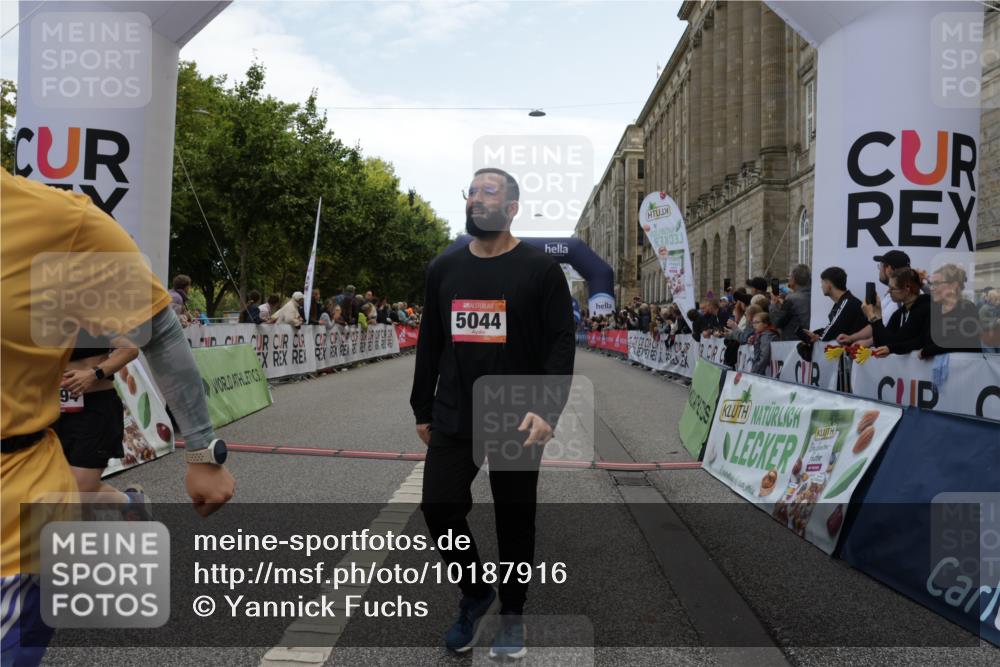 06.09.2026 - CURREX Alsterlauf Yannick Fuchs http://msf.ph/oto/10187916 06.09.2026 10:05:13 Ziel 2718, 4230, 4231, 4565, 4994, 5044, 5300, 6110, 6155, 6209, 6242, 6251, 6253, 6392, 8064, 8099, 8243 meine-sportfotos.de