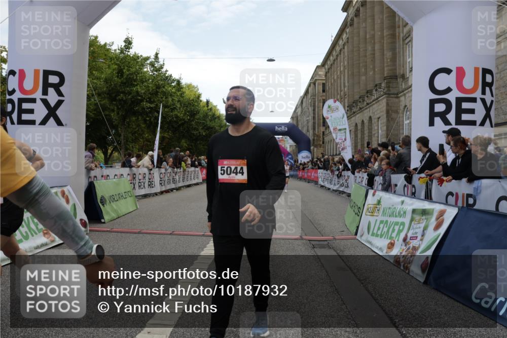 06.09.2026 - CURREX Alsterlauf Yannick Fuchs http://msf.ph/oto/10187932 06.09.2026 10:05:13 Ziel 2718, 4230, 4231, 4565, 4994, 5044, 5300, 6110, 6155, 6209, 6242, 6251, 6253, 6392, 8064, 8099, 8243 meine-sportfotos.de