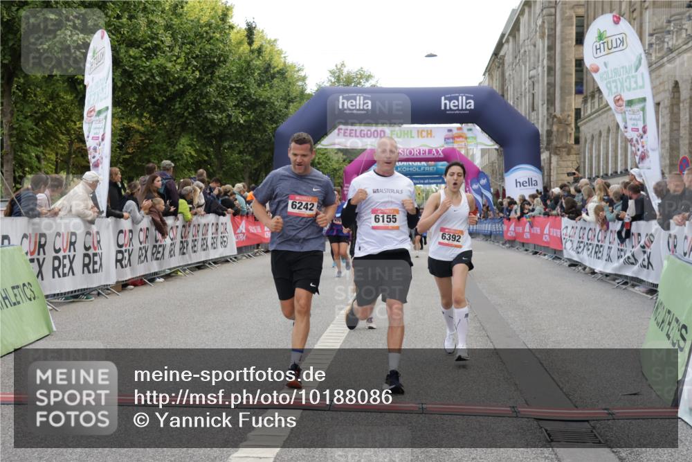 06.09.2026 - CURREX Alsterlauf Yannick Fuchs http://msf.ph/oto/10188086 06.09.2026 10:05:16 Ziel 2195, 2718, 4230, 4231, 4565, 4994, 5044, 5300, 6110, 6155, 6242, 6392, 8243 meine-sportfotos.de
