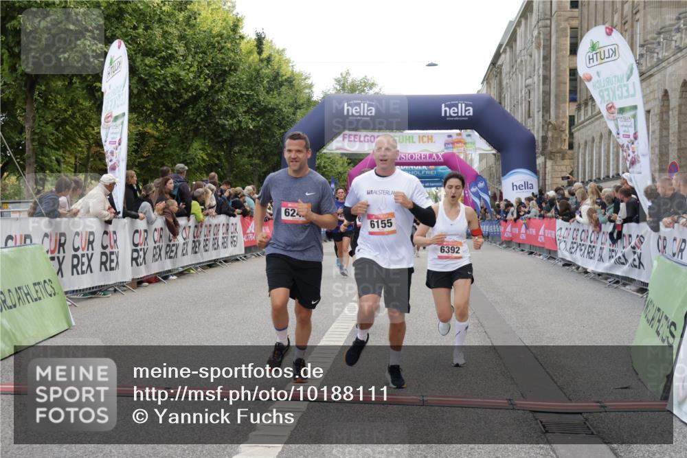 06.09.2026 - CURREX Alsterlauf Yannick Fuchs http://msf.ph/oto/10188111 06.09.2026 10:05:17 Ziel 1239, 2195, 2718, 3737, 3838, 4230, 4231, 4565, 4769, 4994, 5044, 5300, 6110, 6155, 6242, 6392, 8243 meine-sportfotos.de