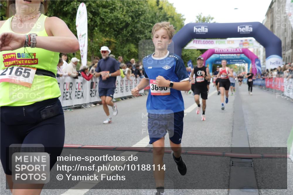 06.09.2026 - CURREX Alsterlauf Yannick Fuchs http://msf.ph/oto/10188114 06.09.2026 09:57:06 Ziel 2165, 2931, 2968, 3050, 3519, 3520, 3587, 3690, 3694, 3712, 3795, 4014, 4740, 5166, 5320, 5571, 5575, 5939, 6055, 6115, 8167, 8200 meine-sportfotos.de