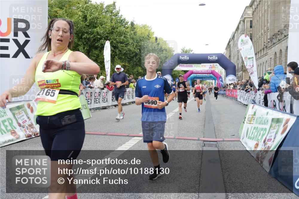 06.09.2026 - CURREX Alsterlauf Yannick Fuchs http://msf.ph/oto/10188130 06.09.2026 09:57:06 Ziel 2165, 2931, 2968, 3050, 3519, 3520, 3587, 3690, 3694, 3712, 3795, 4014, 4740, 5166, 5320, 5571, 5575, 5939, 6055, 6115, 8167, 8200 meine-sportfotos.de