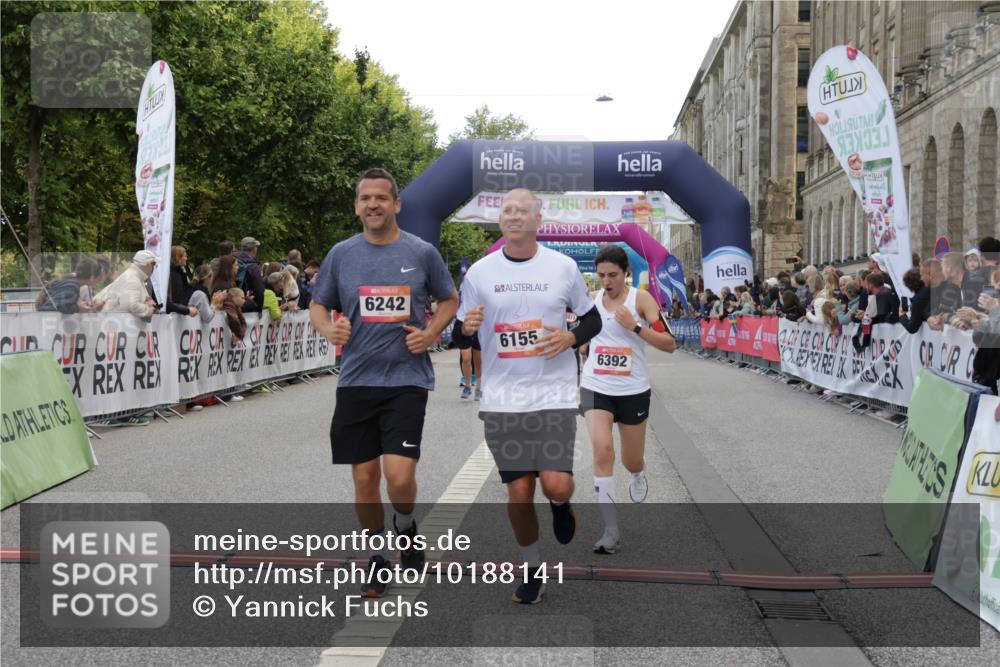 06.09.2026 - CURREX Alsterlauf Yannick Fuchs http://msf.ph/oto/10188141 06.09.2026 10:05:17 Ziel 1239, 2195, 2718, 3737, 3838, 4230, 4231, 4565, 4769, 4994, 5044, 5300, 6110, 6155, 6242, 6392, 8243 meine-sportfotos.de