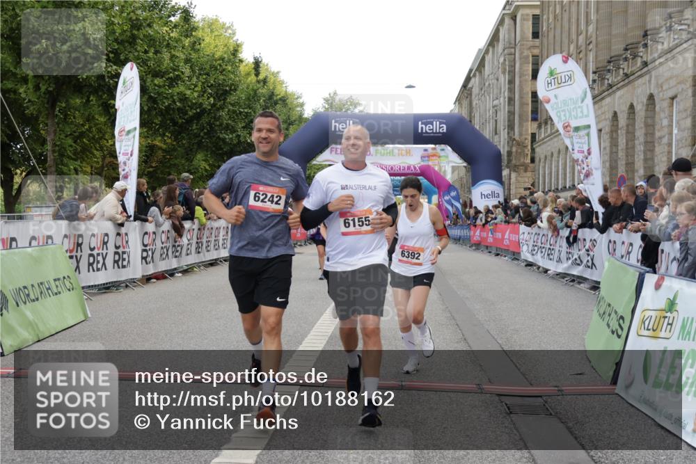 06.09.2026 - CURREX Alsterlauf Yannick Fuchs http://msf.ph/oto/10188162 06.09.2026 10:05:17 Ziel 1239, 2195, 2718, 3737, 3838, 4230, 4231, 4565, 4769, 4994, 5044, 5300, 6110, 6155, 6242, 6392, 8243 meine-sportfotos.de