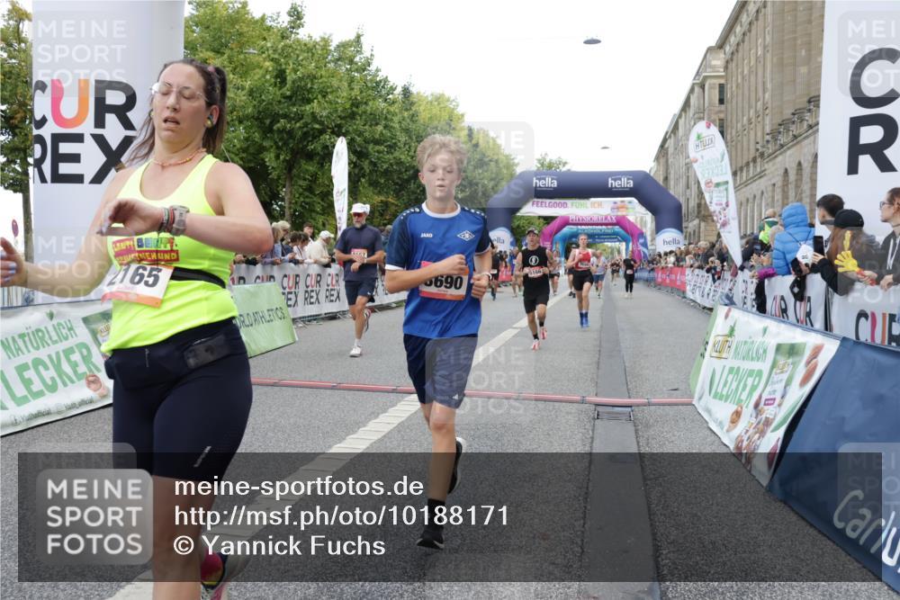 06.09.2026 - CURREX Alsterlauf Yannick Fuchs http://msf.ph/oto/10188171 06.09.2026 09:57:06 Ziel 2165, 2931, 2968, 3050, 3519, 3520, 3587, 3690, 3694, 3712, 3795, 4014, 4740, 5166, 5320, 5571, 5575, 5939, 6055, 6115, 8167, 8200 meine-sportfotos.de