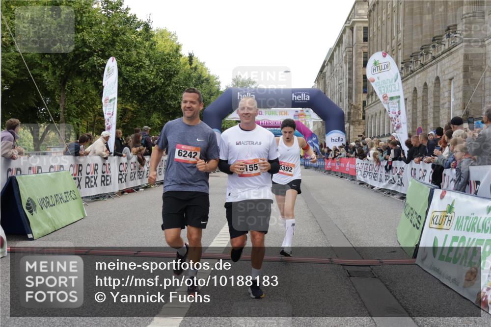 06.09.2026 - CURREX Alsterlauf Yannick Fuchs http://msf.ph/oto/10188183 06.09.2026 10:05:17 Ziel 1239, 2195, 2718, 3737, 3838, 4230, 4231, 4565, 4769, 4994, 5044, 5300, 6110, 6155, 6242, 6392, 8243 meine-sportfotos.de