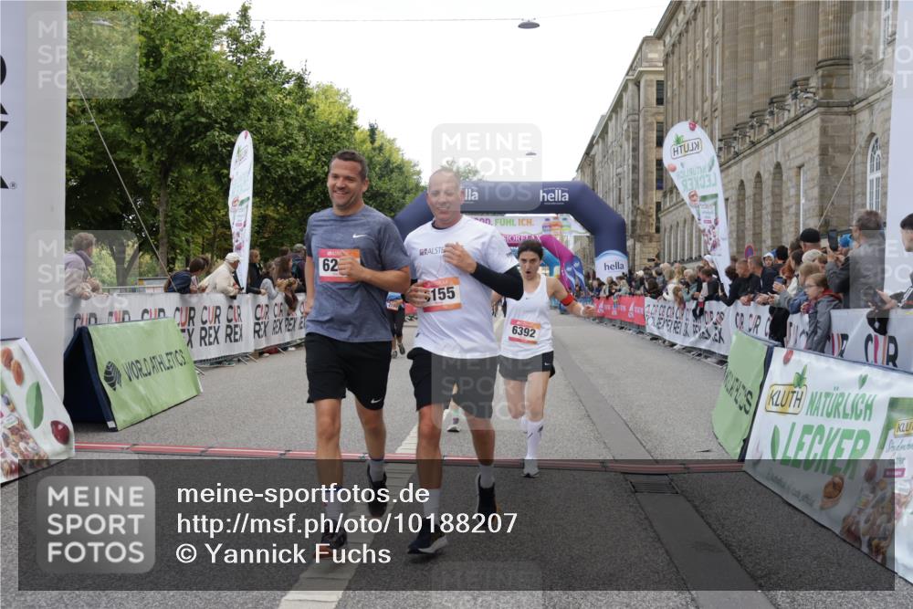 06.09.2026 - CURREX Alsterlauf Yannick Fuchs http://msf.ph/oto/10188207 06.09.2026 10:05:17 Ziel 1239, 2195, 2718, 3737, 3838, 4230, 4231, 4565, 4769, 4994, 5044, 5300, 6110, 6155, 6242, 6392, 8243 meine-sportfotos.de