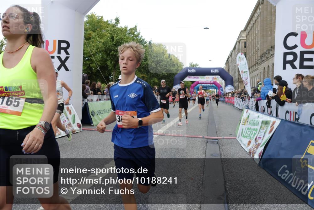06.09.2026 - CURREX Alsterlauf Yannick Fuchs http://msf.ph/oto/10188241 06.09.2026 09:57:07 Ziel 2056, 2165, 2968, 3050, 3519, 3520, 3690, 3694, 3712, 3795, 4014, 4740, 4870, 5166, 5320, 5565, 5571, 5575, 5939, 6055, 6115, 8107, 8167 meine-sportfotos.de