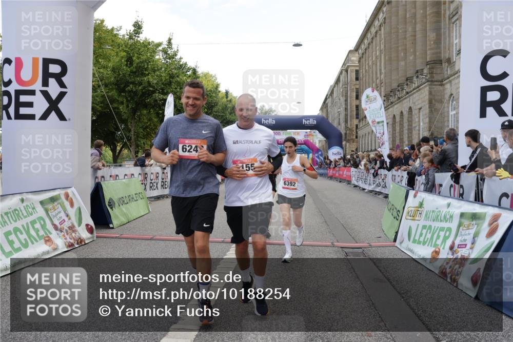 06.09.2026 - CURREX Alsterlauf Yannick Fuchs http://msf.ph/oto/10188254 06.09.2026 10:05:18 Ziel 1239, 2195, 2718, 3011, 3336, 3737, 3838, 4230, 4565, 4769, 4994, 5044, 6110, 6155, 6242, 6392, 8243 meine-sportfotos.de