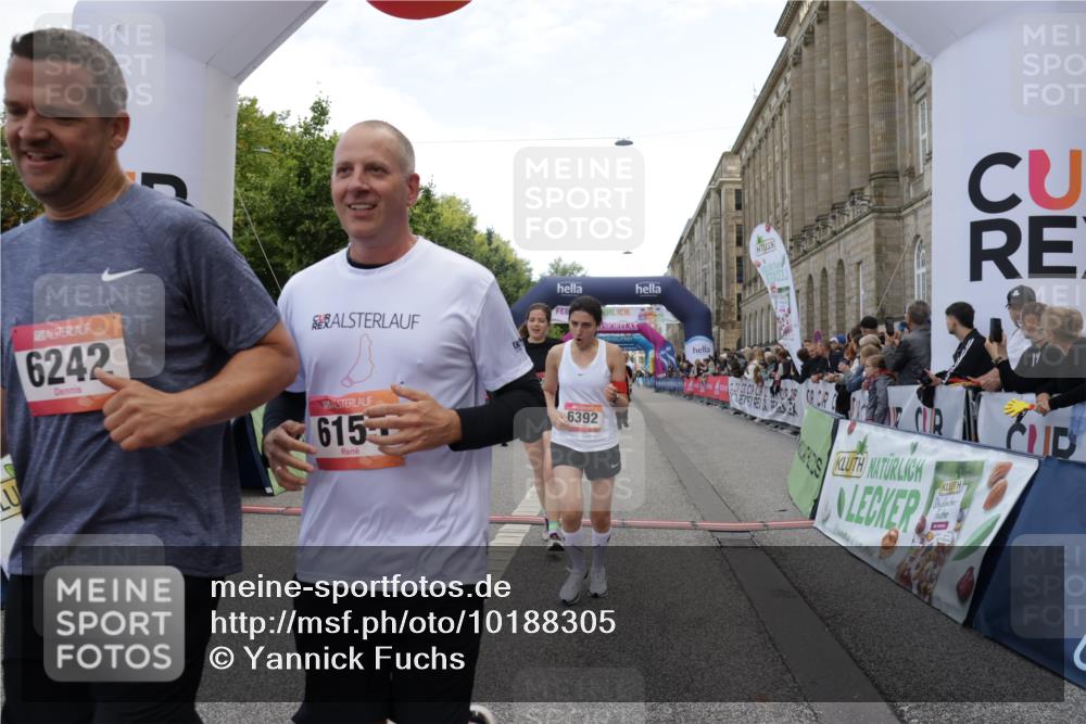 06.09.2026 - CURREX Alsterlauf Yannick Fuchs http://msf.ph/oto/10188305 06.09.2026 10:05:18 Ziel 1239, 2195, 2718, 3011, 3336, 3737, 3838, 4230, 4565, 4769, 4994, 5044, 6110, 6155, 6242, 6392, 8243 meine-sportfotos.de
