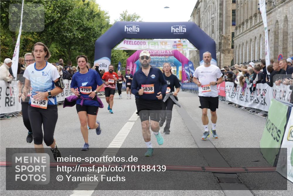 06.09.2026 - CURREX Alsterlauf Yannick Fuchs http://msf.ph/oto/10188439 06.09.2026 10:05:21 Ziel 1239, 2195, 3011, 3336, 3737, 3838, 4151, 4642, 4769, 6155, 6242, 6392, 8243 meine-sportfotos.de
