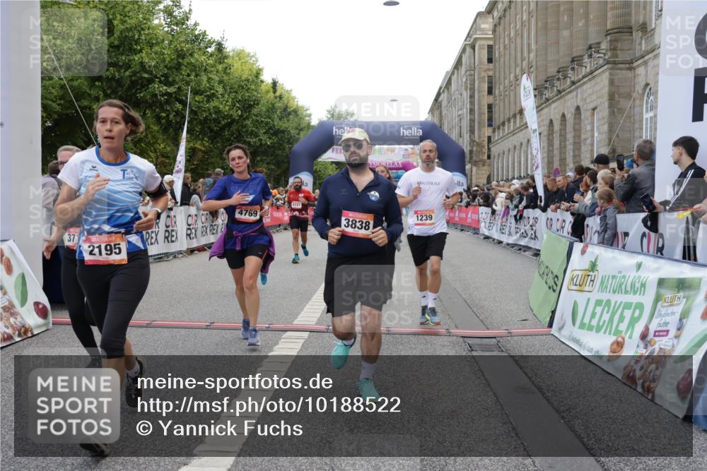 06.09.2026 - CURREX Alsterlauf Yannick Fuchs http://msf.ph/oto/10188522 06.09.2026 10:05:22 Ziel 1239, 2195, 3011, 3336, 3737, 3838, 3890, 4151, 4642, 4769, 6155, 6242, 6392, 8243 meine-sportfotos.de