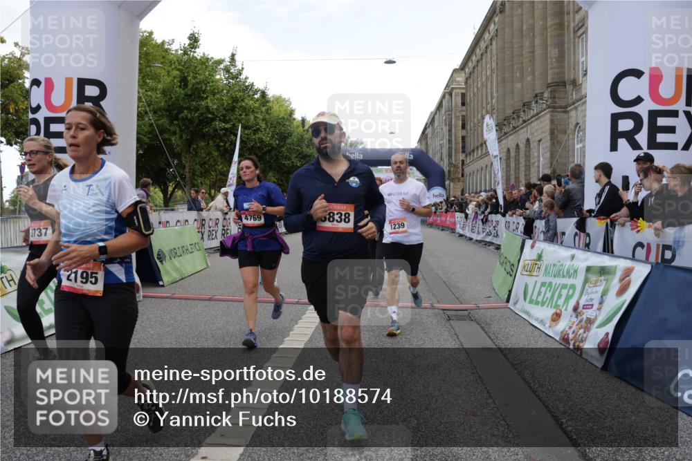 06.09.2026 - CURREX Alsterlauf Yannick Fuchs http://msf.ph/oto/10188574 06.09.2026 10:05:22 Ziel 1239, 2195, 3011, 3336, 3737, 3838, 3890, 4151, 4642, 4769, 6155, 6242, 6392, 8243 meine-sportfotos.de