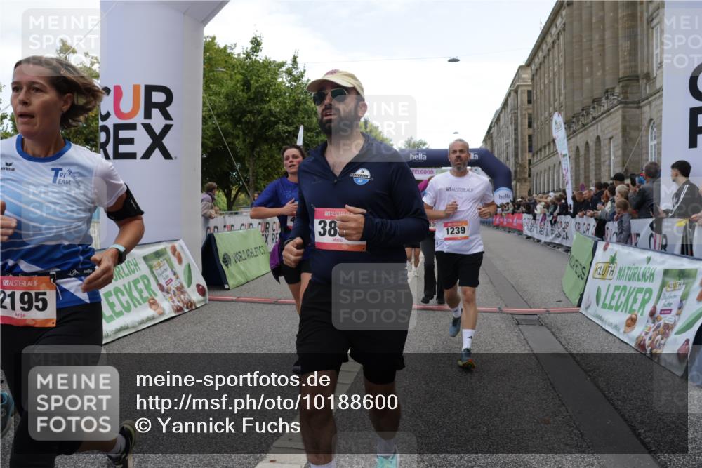 06.09.2026 - CURREX Alsterlauf Yannick Fuchs http://msf.ph/oto/10188600 06.09.2026 10:05:23 Ziel 1239, 2195, 3011, 3336, 3527, 3528, 3737, 3838, 3890, 4151, 4642, 4769, 6155, 6242, 6392, 8243 meine-sportfotos.de
