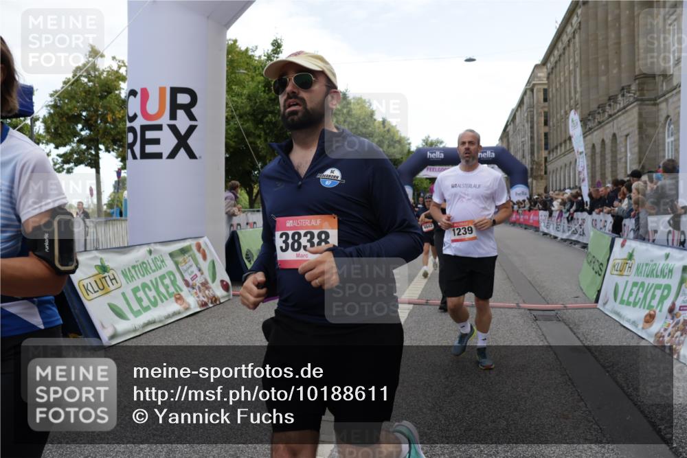 06.09.2026 - CURREX Alsterlauf Yannick Fuchs http://msf.ph/oto/10188611 06.09.2026 10:05:23 Ziel 1239, 2195, 3011, 3336, 3527, 3528, 3737, 3838, 3890, 4151, 4642, 4769, 6155, 6242, 6392, 8243 meine-sportfotos.de