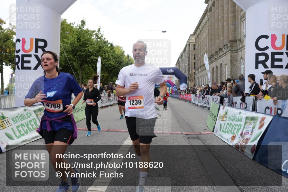 06.09.2026 - CURREX Alsterlauf Yannick Fuchs http://msf.ph/oto/10188620 06.09.2026 10:05:23 Ziel 1239, 2195, 3011, 3336, 3527, 3528, 3737, 3838, 3890, 4151, 4642, 4769, 6155, 6242, 6392, 8243 meine-sportfotos.de