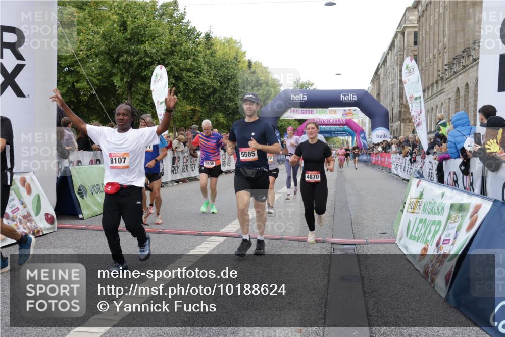 06.09.2026 - CURREX Alsterlauf Yannick Fuchs http://msf.ph/oto/10188624 06.09.2026 09:57:12 Ziel 2056, 2311, 2557, 2968, 3349, 3505, 3622, 3690, 3694, 4870, 5166, 5320, 5565, 6071, 6394, 6396, 8107, 8167 meine-sportfotos.de