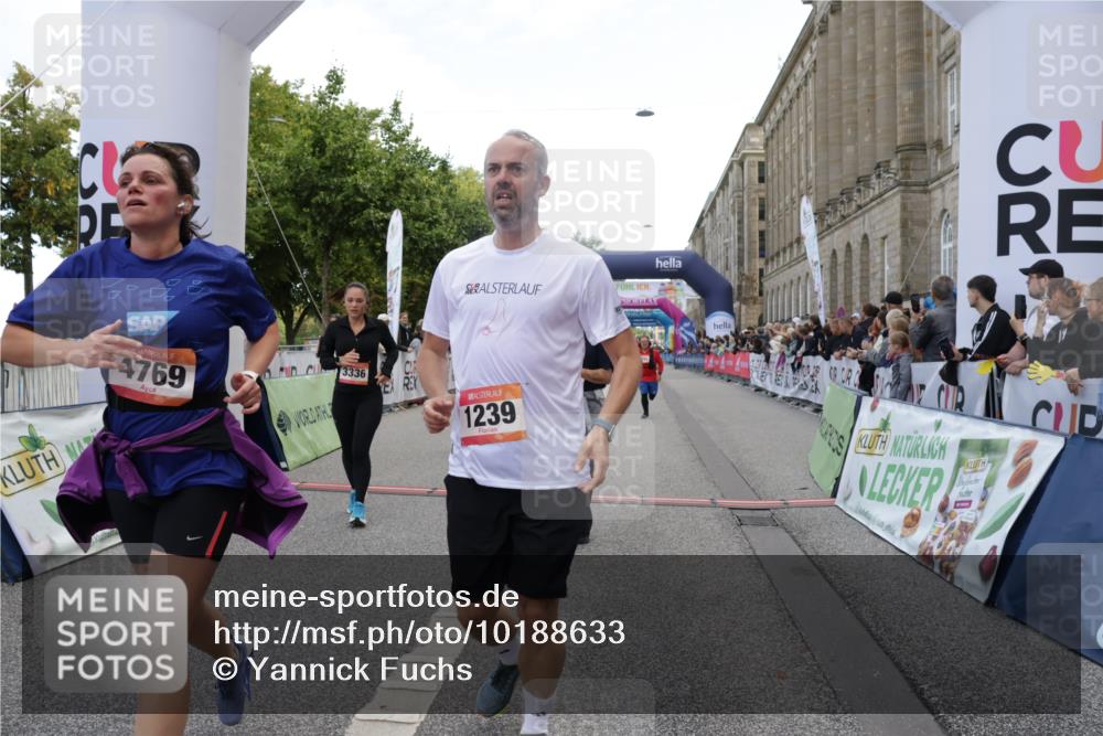 06.09.2026 - CURREX Alsterlauf Yannick Fuchs http://msf.ph/oto/10188633 06.09.2026 10:05:23 Ziel 1239, 2195, 3011, 3336, 3527, 3528, 3737, 3838, 3890, 4151, 4642, 4769, 6155, 6242, 6392, 8243 meine-sportfotos.de