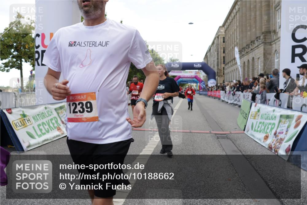 06.09.2026 - CURREX Alsterlauf Yannick Fuchs http://msf.ph/oto/10188662 06.09.2026 10:05:24 Ziel 1239, 2195, 3011, 3336, 3527, 3528, 3737, 3838, 3890, 4151, 4642, 4769, 6155, 6242, 6392, 8243 meine-sportfotos.de
