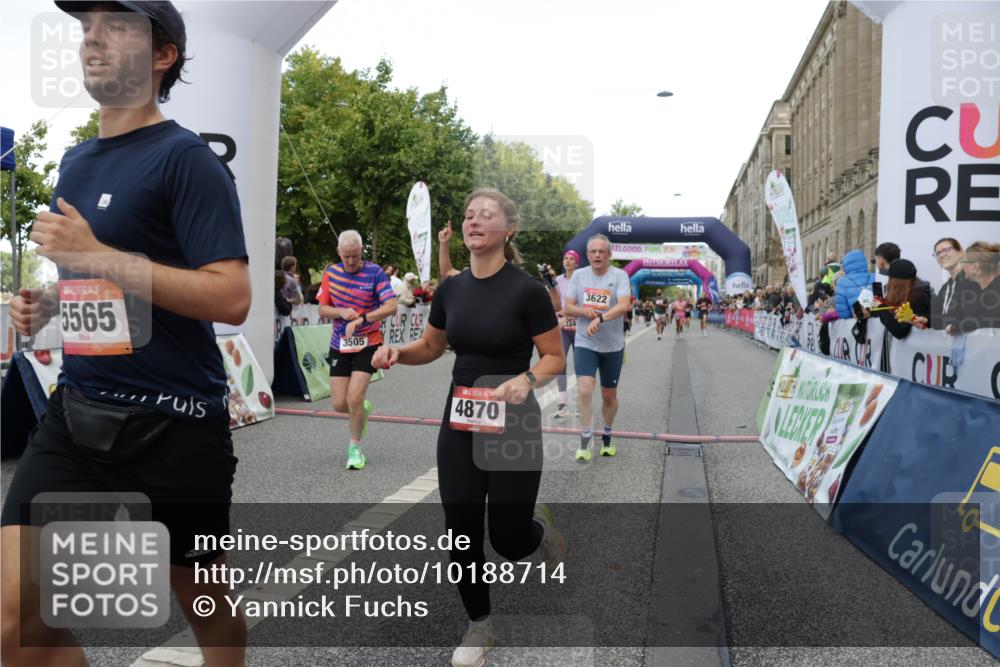 06.09.2026 - CURREX Alsterlauf Yannick Fuchs http://msf.ph/oto/10188714 06.09.2026 09:57:13 Ziel 2056, 2311, 2557, 2968, 3349, 3505, 3622, 3694, 4870, 5166, 5320, 5565, 6071, 6394, 6396, 8107, 8167 meine-sportfotos.de