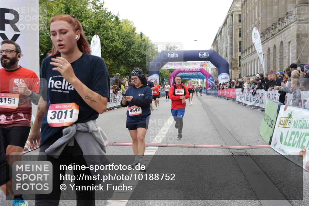 06.09.2026 - CURREX Alsterlauf Yannick Fuchs http://msf.ph/oto/10188752 06.09.2026 10:05:26 Ziel 1239, 2195, 2310, 3011, 3315, 3336, 3527, 3528, 3737, 3838, 3890, 4151, 4642, 4769 meine-sportfotos.de