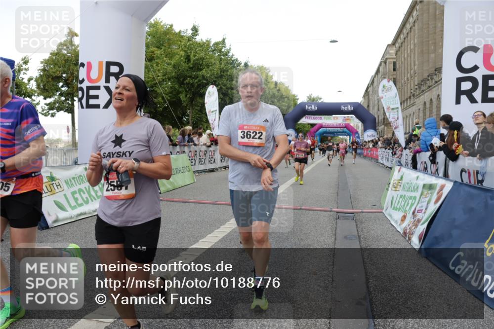 06.09.2026 - CURREX Alsterlauf Yannick Fuchs http://msf.ph/oto/10188776 06.09.2026 09:57:15 Ziel 2056, 2311, 2557, 2900, 3349, 3505, 3622, 3673, 3694, 4870, 5166, 5320, 5345, 5398, 5565, 6071, 6394, 6396, 8093, 8107 meine-sportfotos.de