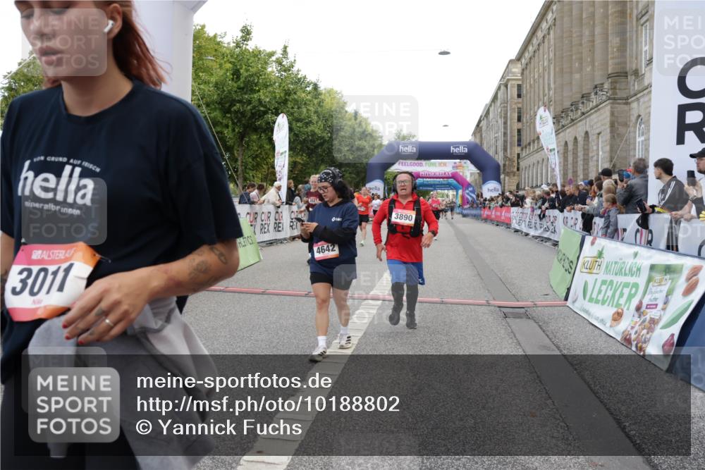 06.09.2026 - CURREX Alsterlauf Yannick Fuchs http://msf.ph/oto/10188802 06.09.2026 10:05:27 Ziel 1239, 2195, 2310, 3011, 3315, 3336, 3527, 3528, 3737, 3838, 3890, 4151, 4642, 4769, 5349 meine-sportfotos.de