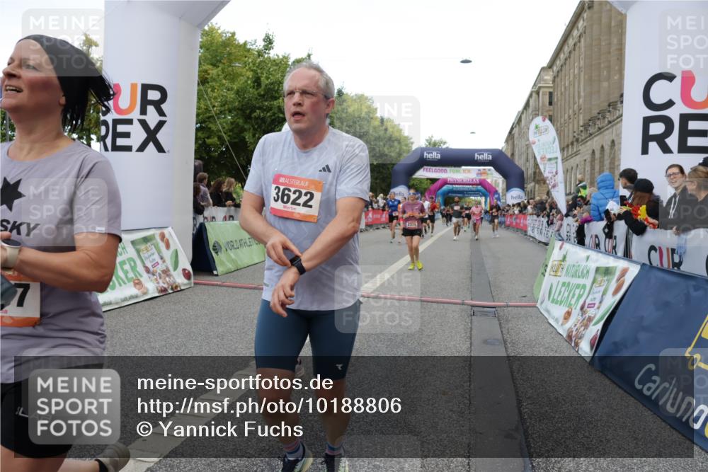06.09.2026 - CURREX Alsterlauf Yannick Fuchs http://msf.ph/oto/10188806 06.09.2026 09:57:15 Ziel 2056, 2311, 2557, 2900, 3349, 3505, 3622, 3673, 3694, 4870, 5166, 5320, 5345, 5398, 5565, 6071, 6394, 6396, 8093, 8107 meine-sportfotos.de